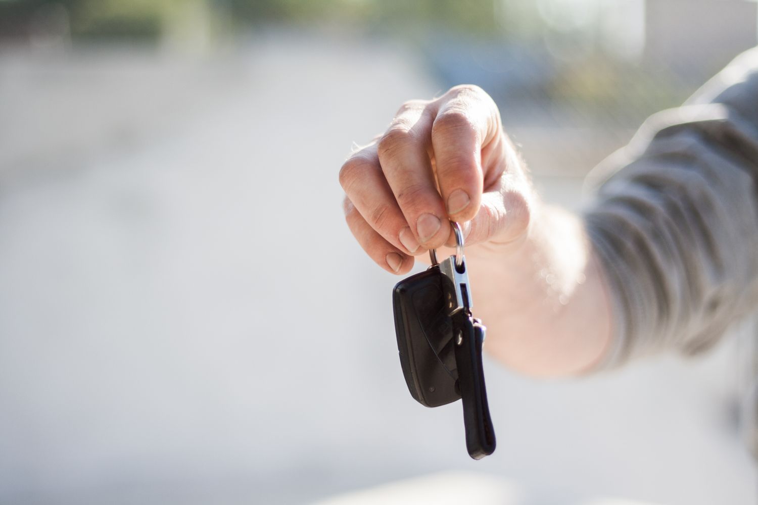 Remise des clés de voiture à un acheteur après une vente rapide